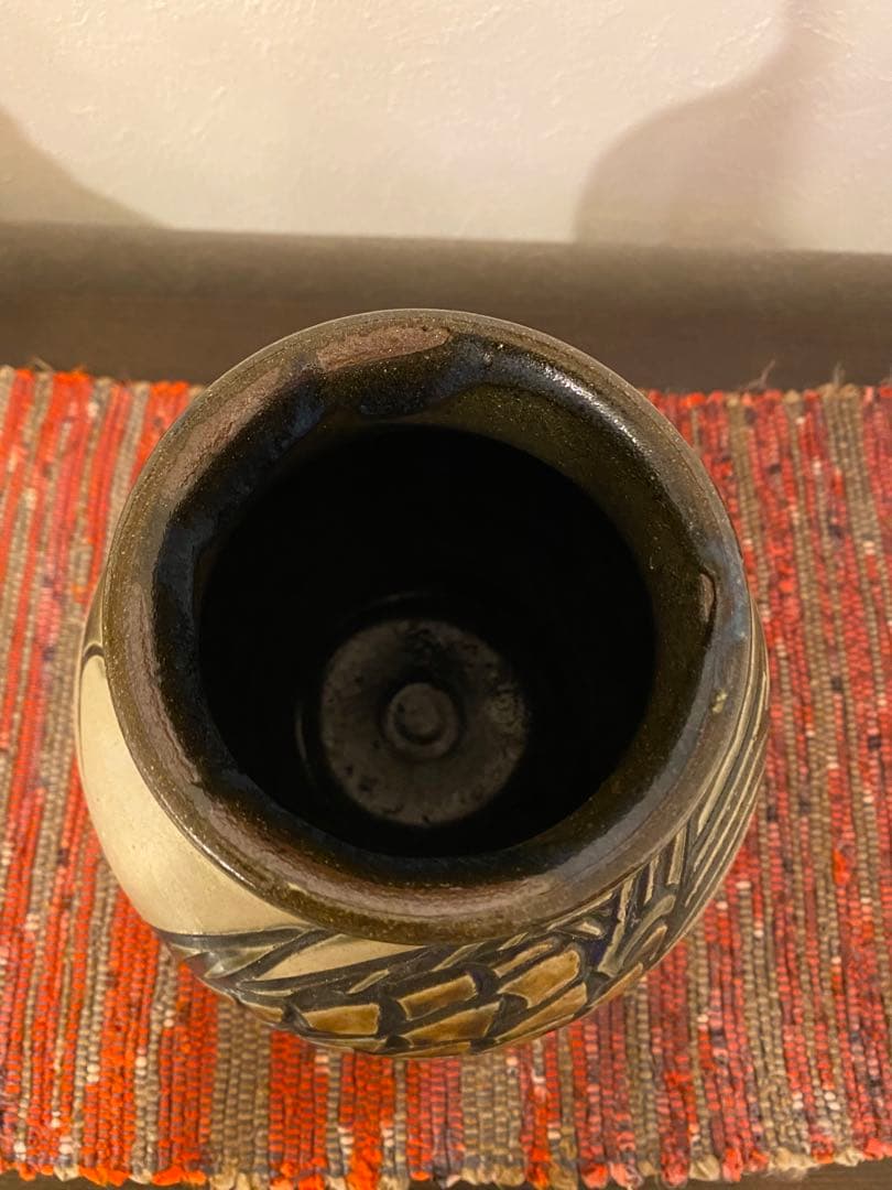 宮城須美子作　線彫魚紋　壺