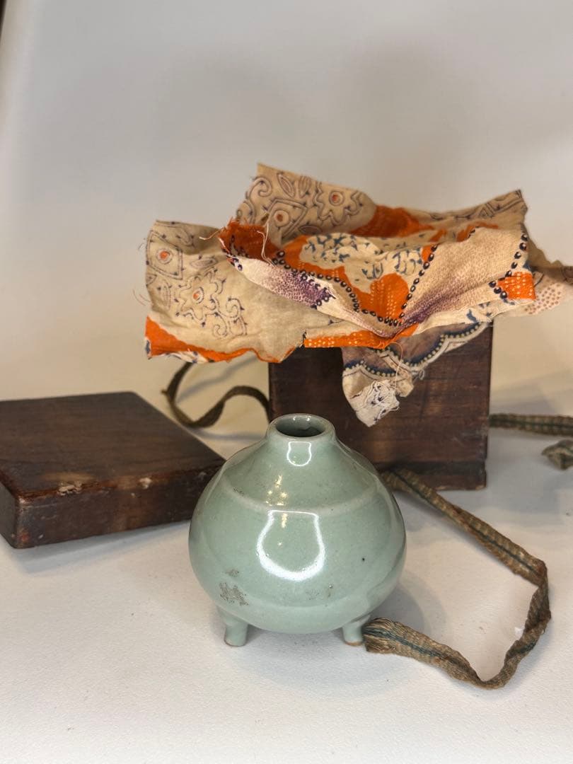 明代 龍泉窯 青磁 三足小瓶 香炉形 茶道具 骨董 共箱付