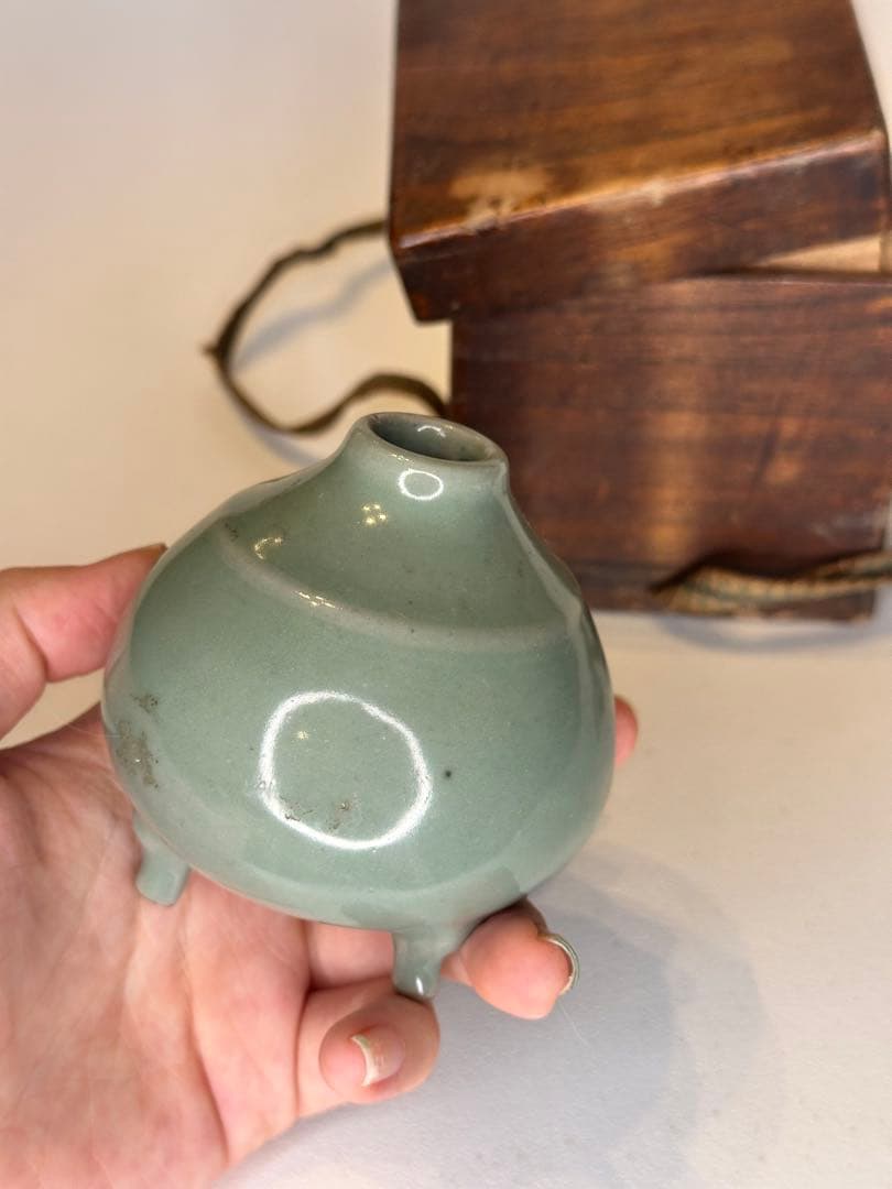 明代 龍泉窯 青磁 三足小瓶 香炉形 茶道具 骨董 共箱付