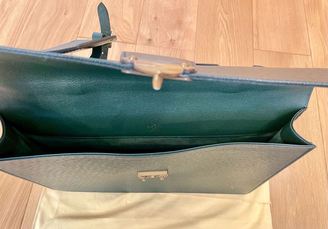 LOUIS VUITTONタイガ　セルヴィエットクラド　　　ブリーフケース