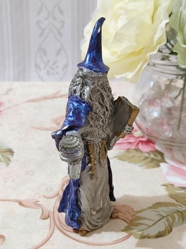 魔法使いのフィギュア 青と銀