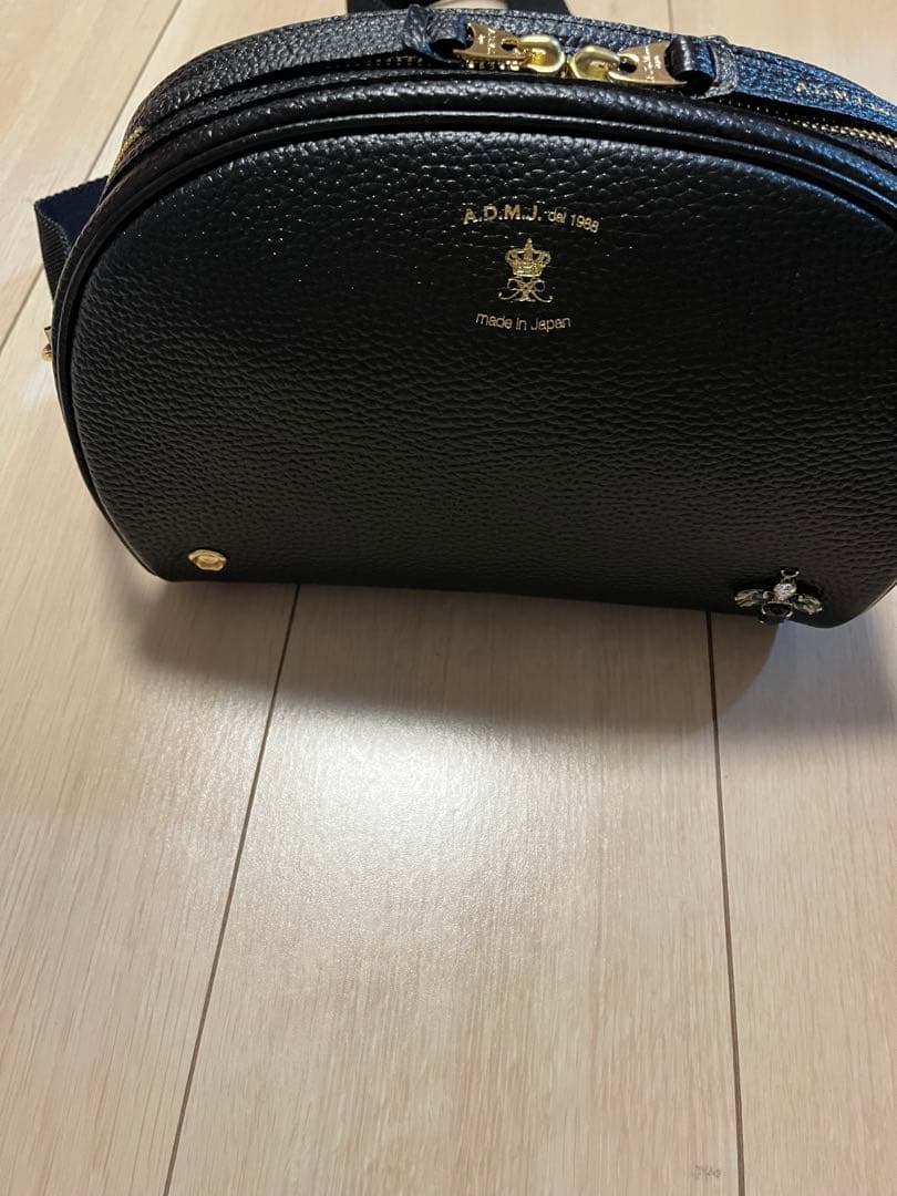 A.D.M.J. ショルダーバッグ牛革シュリンク型押しクロスボディバッグ