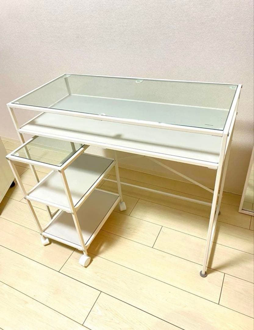 ガラステーブルと椅子