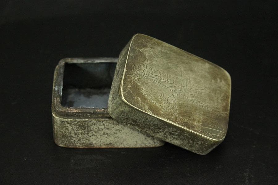 中国美術 古錫 刻 古城眺馬上人物紋 題詞 蓋物 文房四宝(HA433)