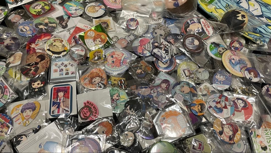 ④アニメグッズまとめ売り 大量 アクキー 缶バッジ 100点