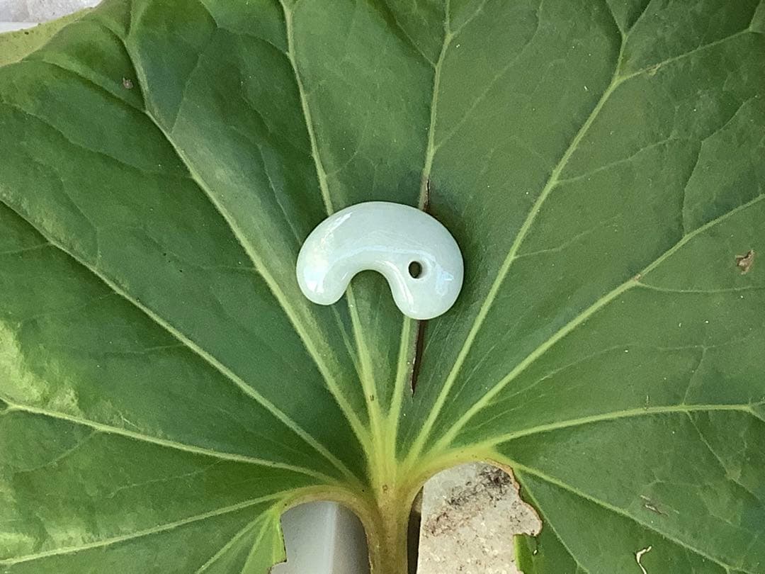 ✳アイスジェイド*淡緑色　１個お身近に　糸魚川翡翠ジェダイト勾玉 極上品　鑑別付