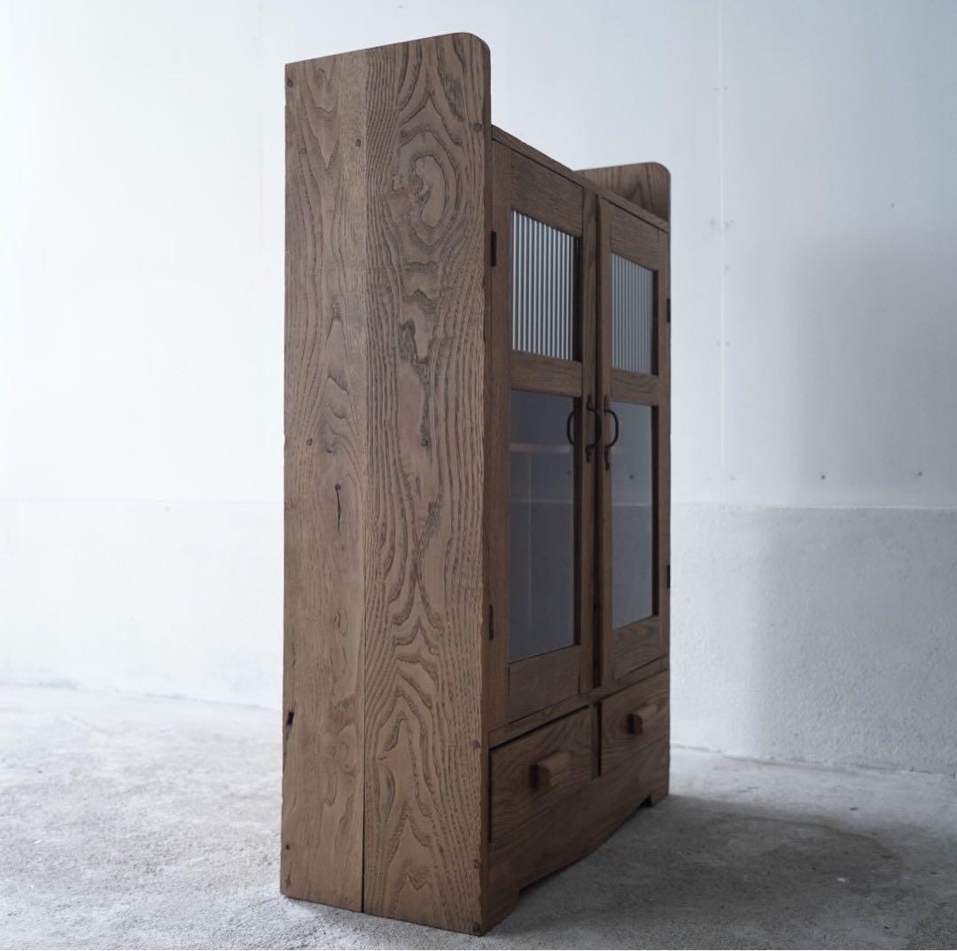 古い開き戸のキャビネット