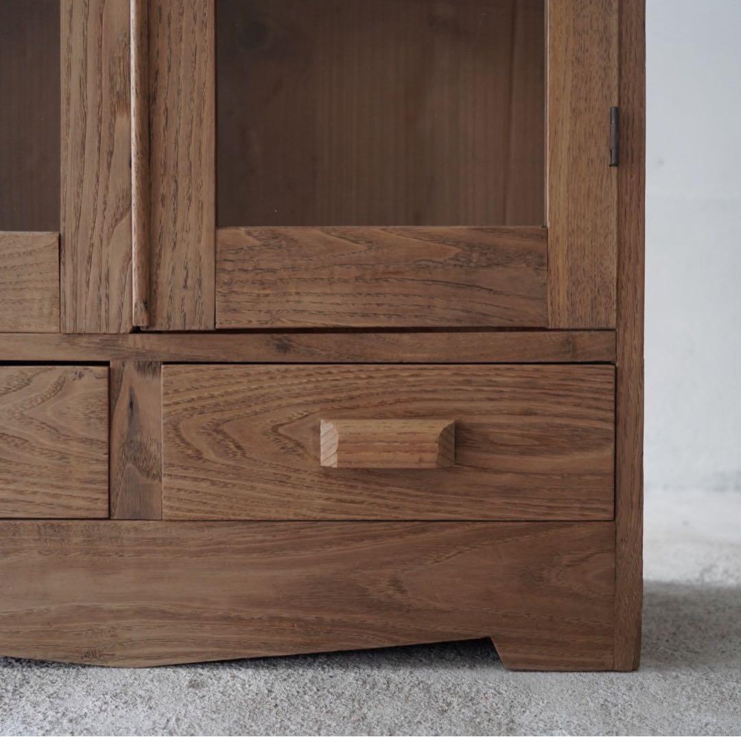 古い開き戸のキャビネット