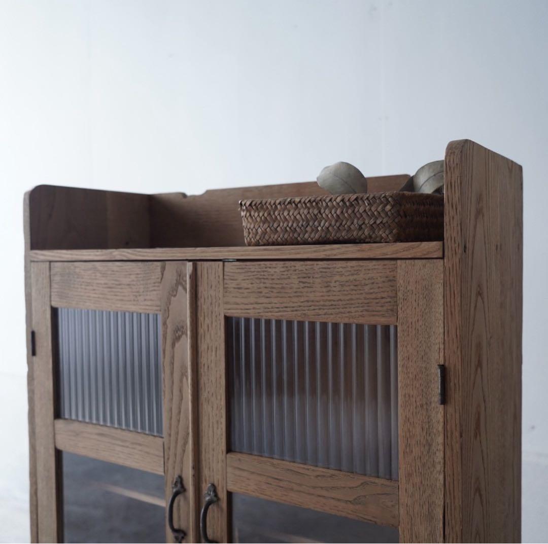 古い開き戸のキャビネット