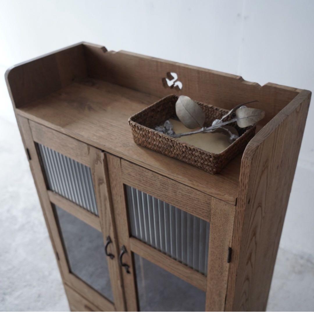 古い開き戸のキャビネット