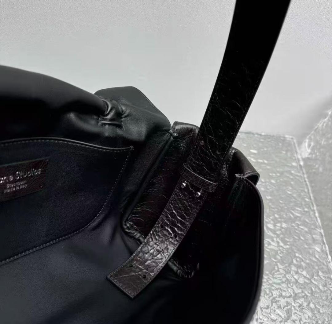 Acne Studios ブラックショルダーバッグ
