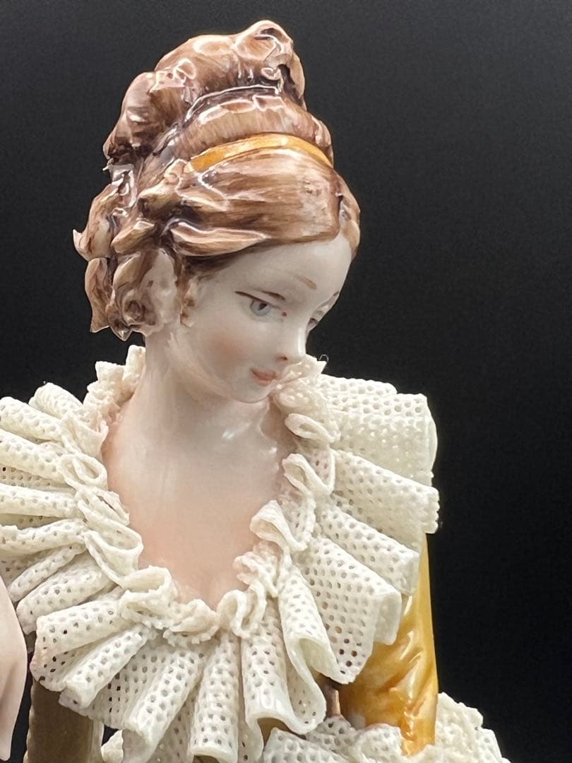 ハープを持つ女性の陶器像