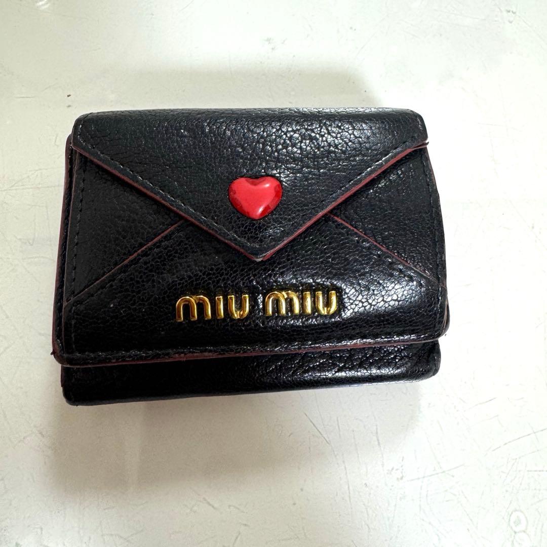 miu miu 黒 レザー 三つ折り財布 ハートモチーフ