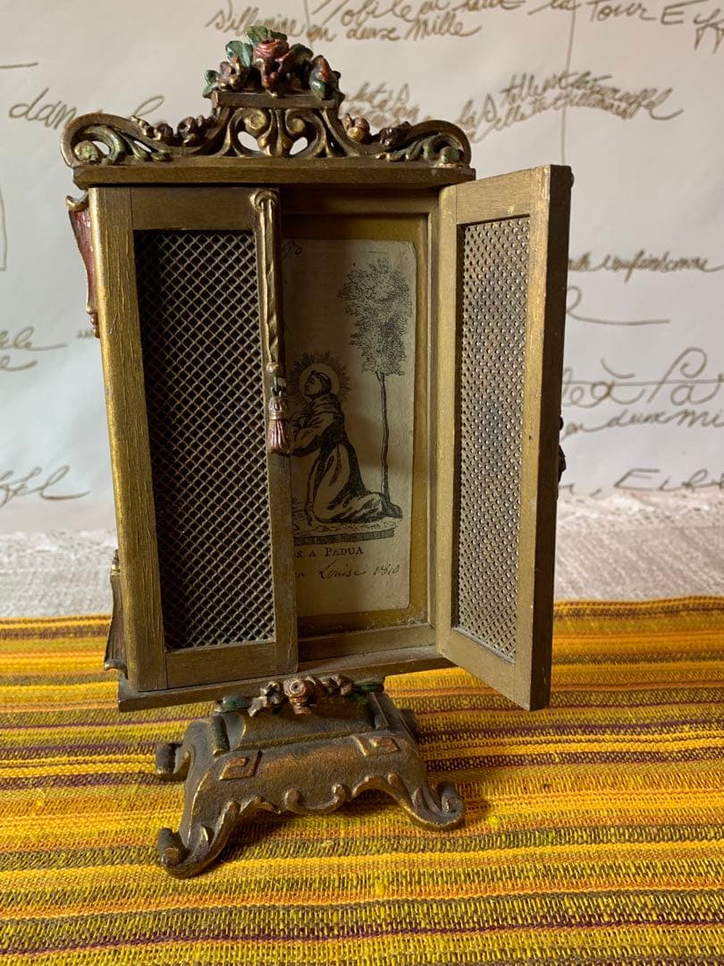 フランス製　アンティーク　レアな細かい細工の木製額立て！扉が開いて素敵です！