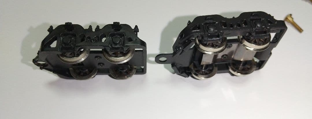 二軸先台車、 従台車 (各二種)、テンダー台車、他パーツ。HOゲージ。