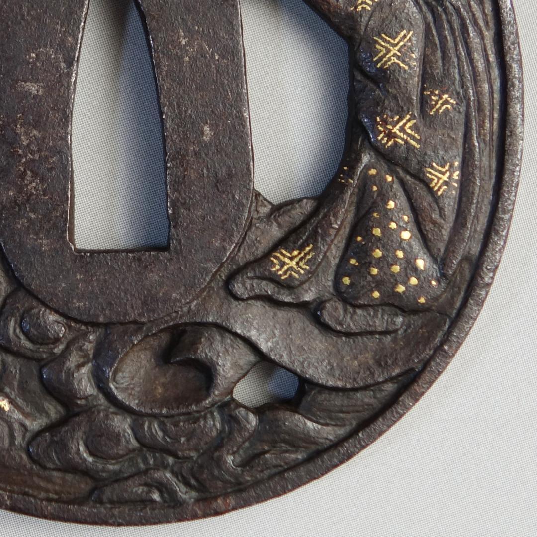 【 銅象嵌 岩窟賢人巻物図鍔 】 鍔 鐔 鉄地 刀装具 日本刀 武具 骨董