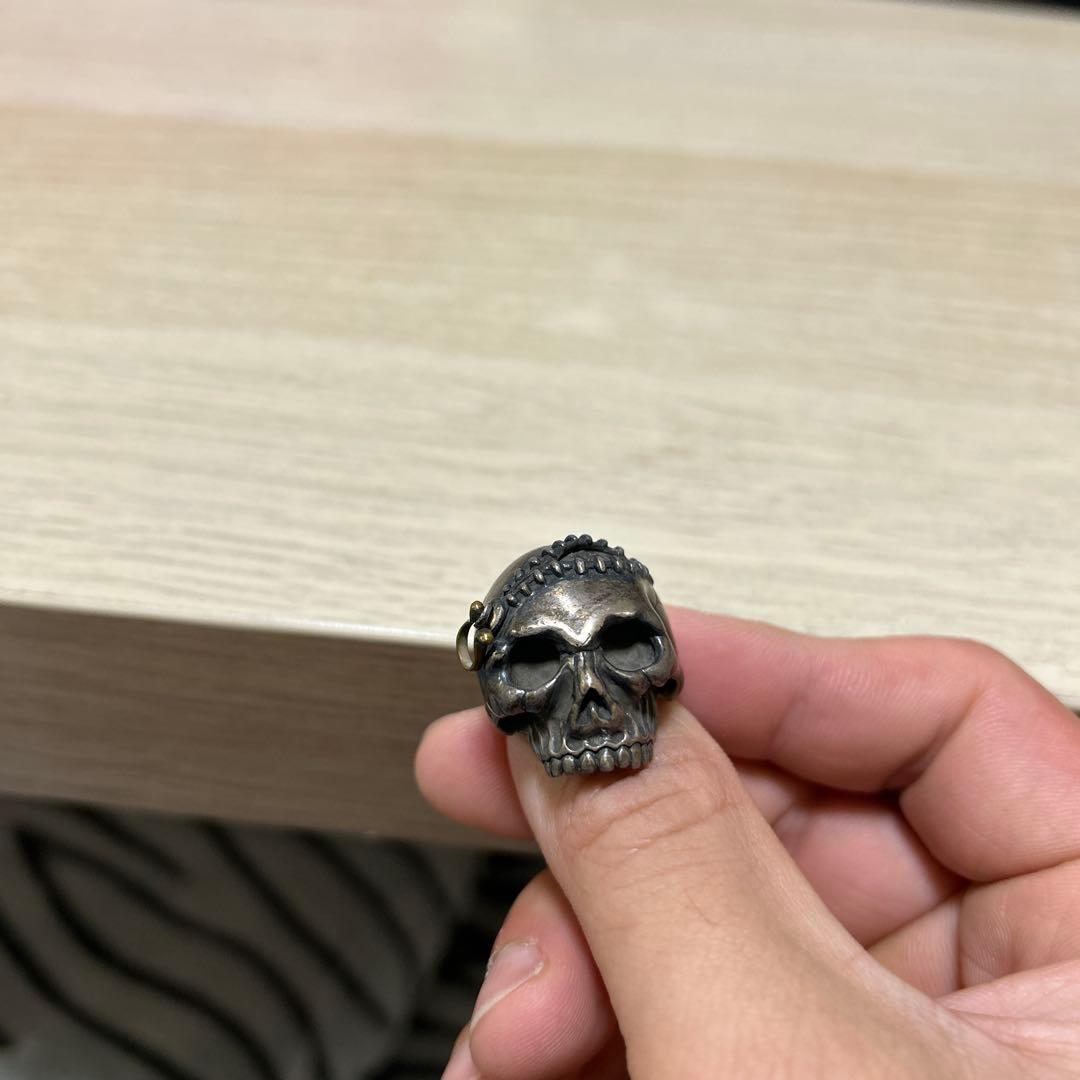 スカルリング 紫色のストーン付き