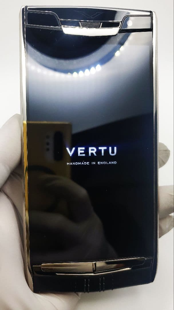 年末限定。高級携帯電話Vertu Signature Touch 美品。訳あり品