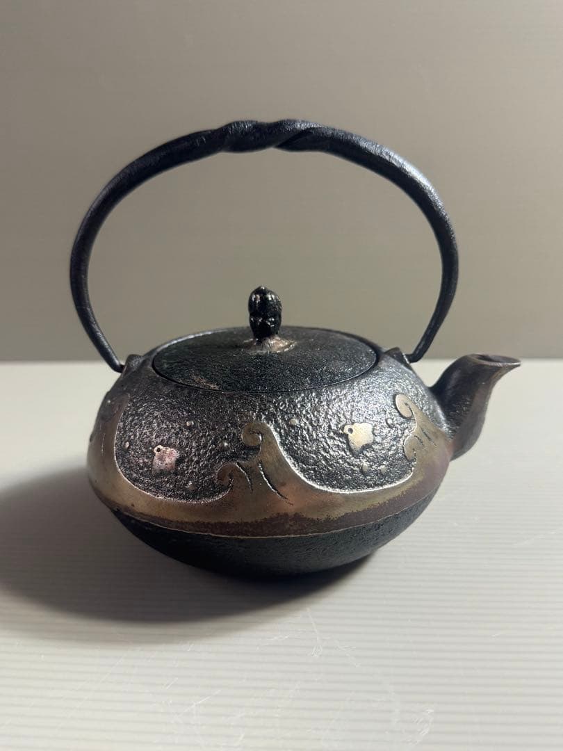 1557 照光堂作 希少砂鉄急須　南部鉄瓶＊波千鳥文　捻り提手 茶器　茶道具骨董