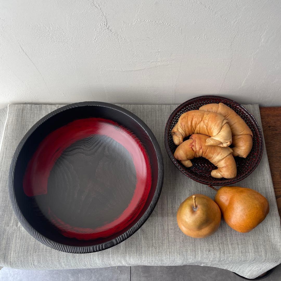 こね鉢　木製　無垢材　くり抜き　刷毛目　漆塗　松材？　大型ボウル　黒に赤丸