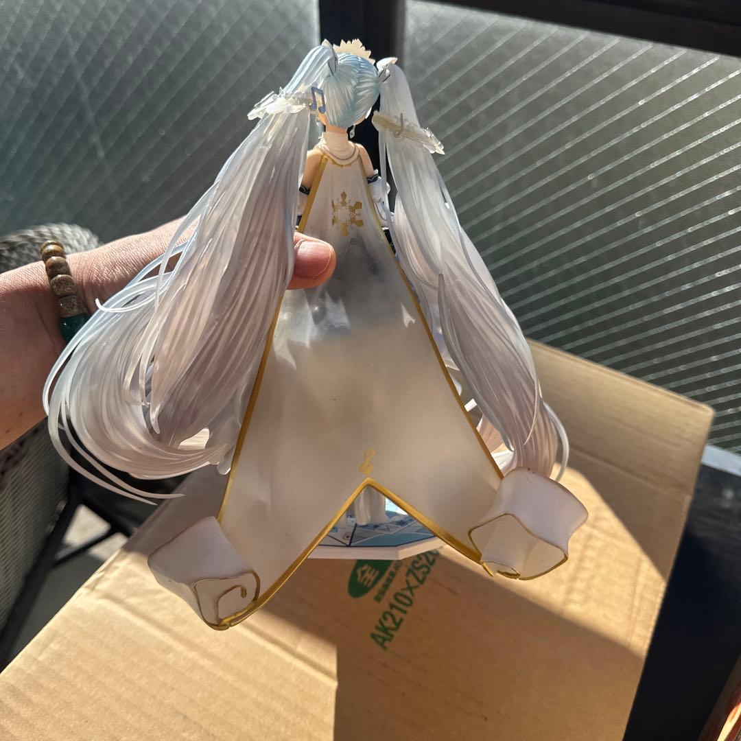 白黒ドレスのフィギュア