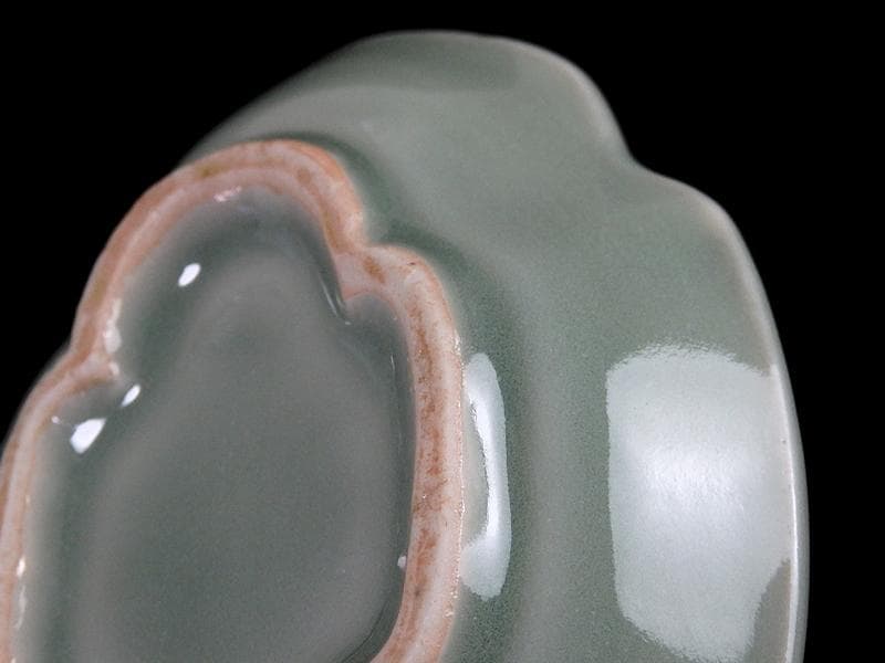 三田青磁　太湖石に梅花の図　変形手塩皿　D021AS-CFn