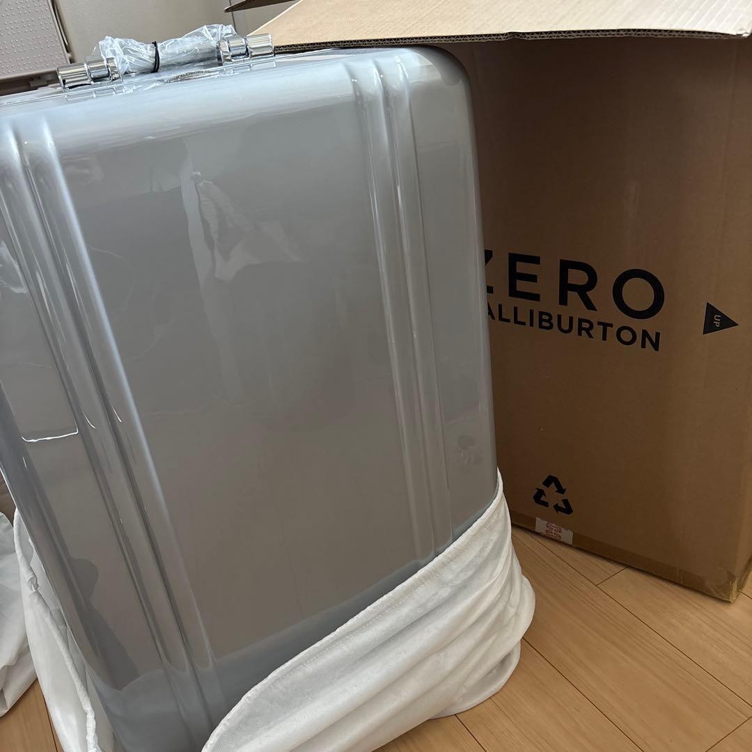 82L ZERO HALLIBURTON シルバーキャリーケース