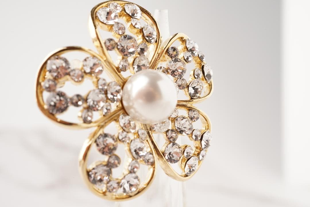 Rene ルネ パール お花 フラワーモチーフ クリスタルブローチ 中 ビジュー