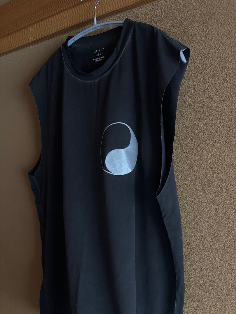 SATISFY ブラック タンクトップ ノースリーブ