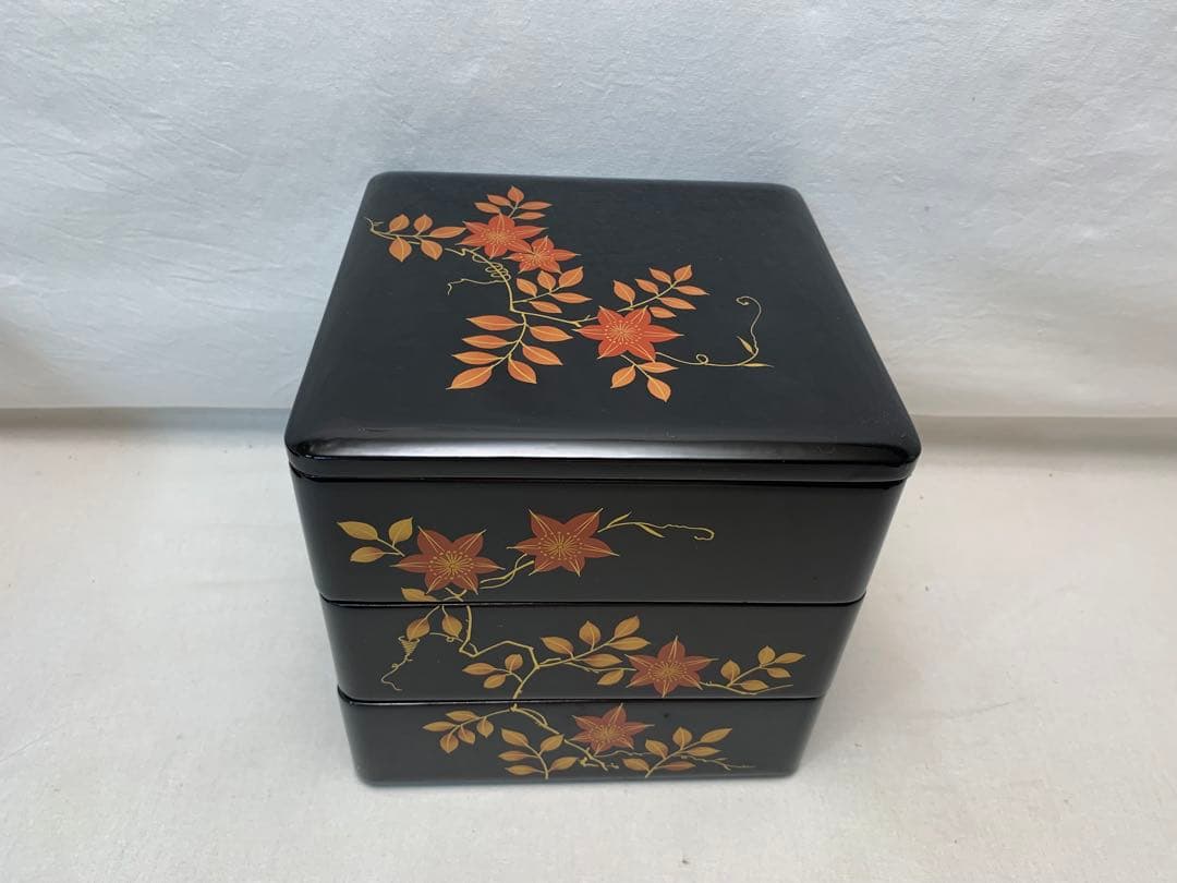 ほぼ未使用 懐石道具 木製 黒真塗 金彩花蒔絵 本重三段 重箱 内朱 紙箱
