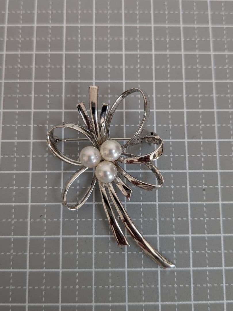 ゆ*い様 MIKIMOTO　リボンデザイン シルバーブローチ パール付き