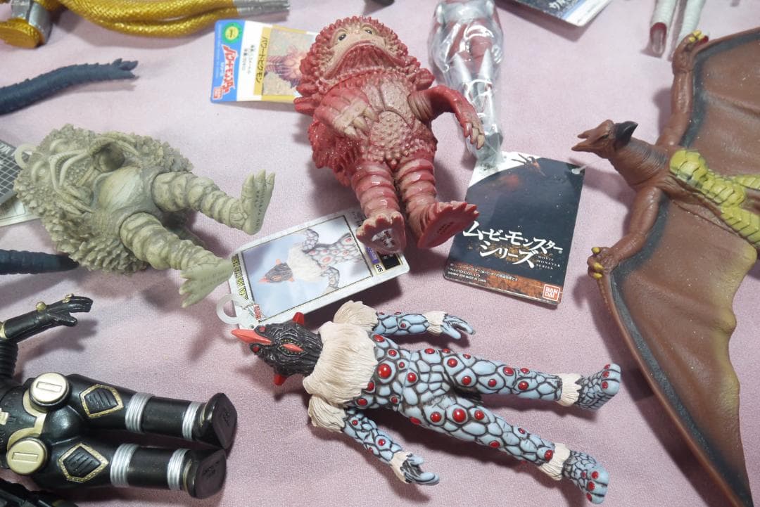 ゴジラ・ガメラ・ウルトラ怪獣　タグ付きソフビ　18体