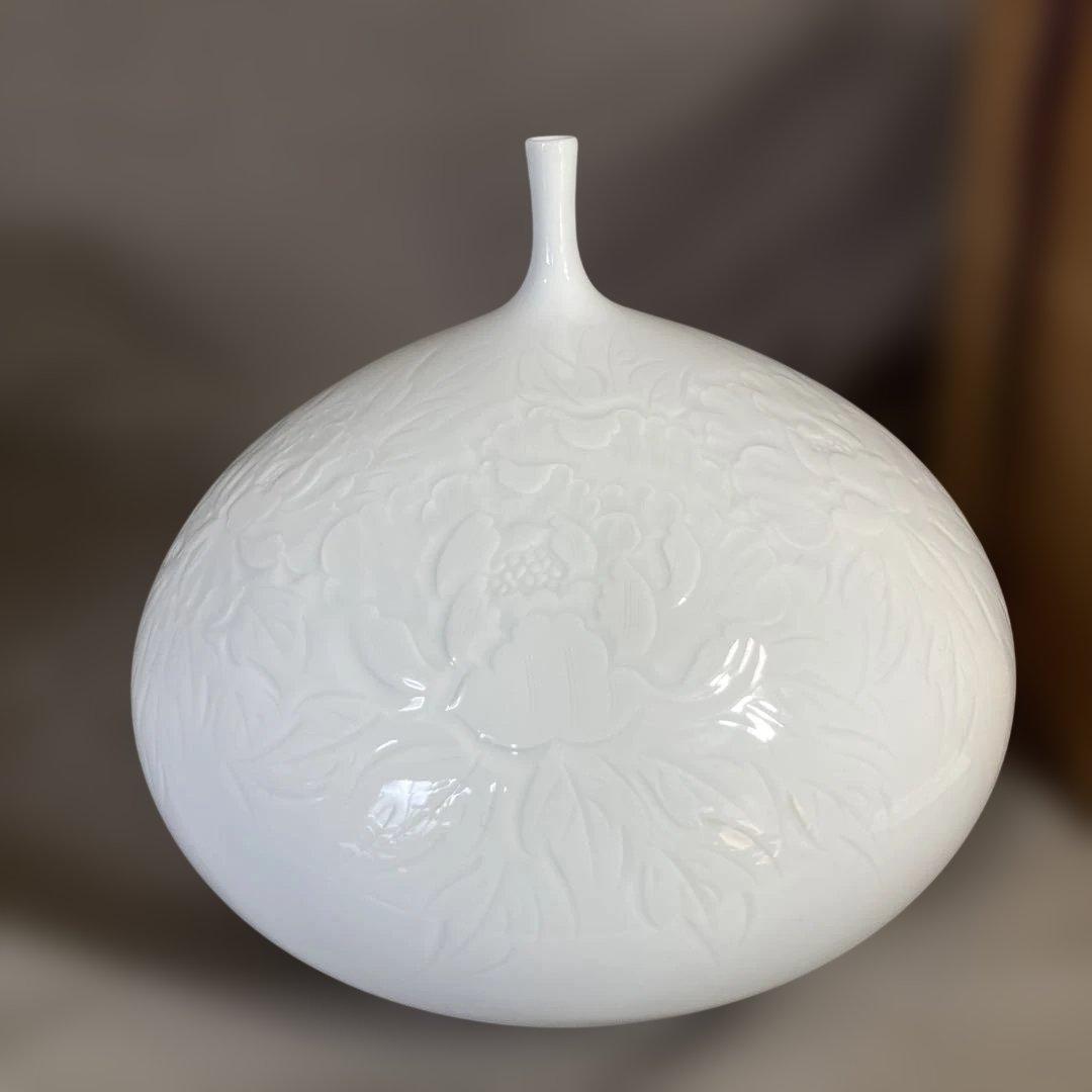 【中尾恭純】白磁の伝統　名窯　伝統工芸会員　中仙窯　中尾恭純作　白磁牡丹彫文　壷