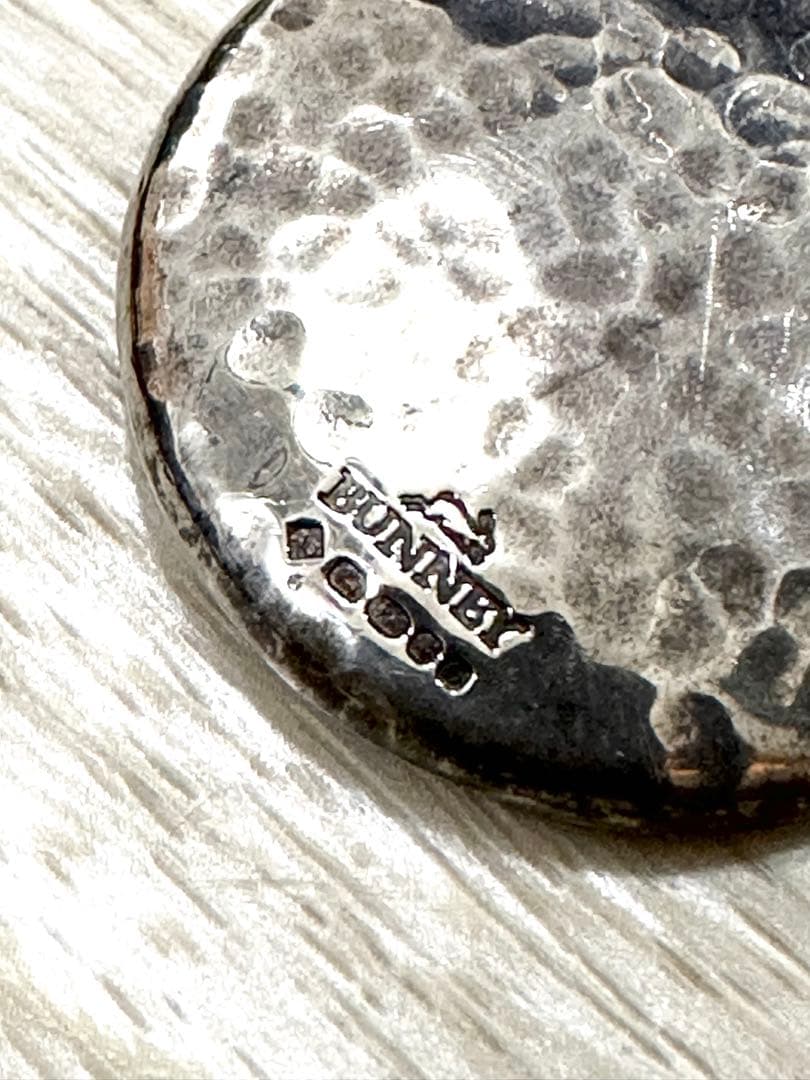 BUNNEY シルバー　エンボス　バッジ　バニー