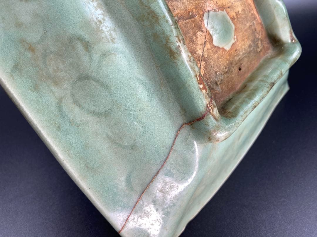 中国古玩 角皿 龍泉青磁 陰刻星座人物図 宋元時代 傷有 時代物 径21.7cm