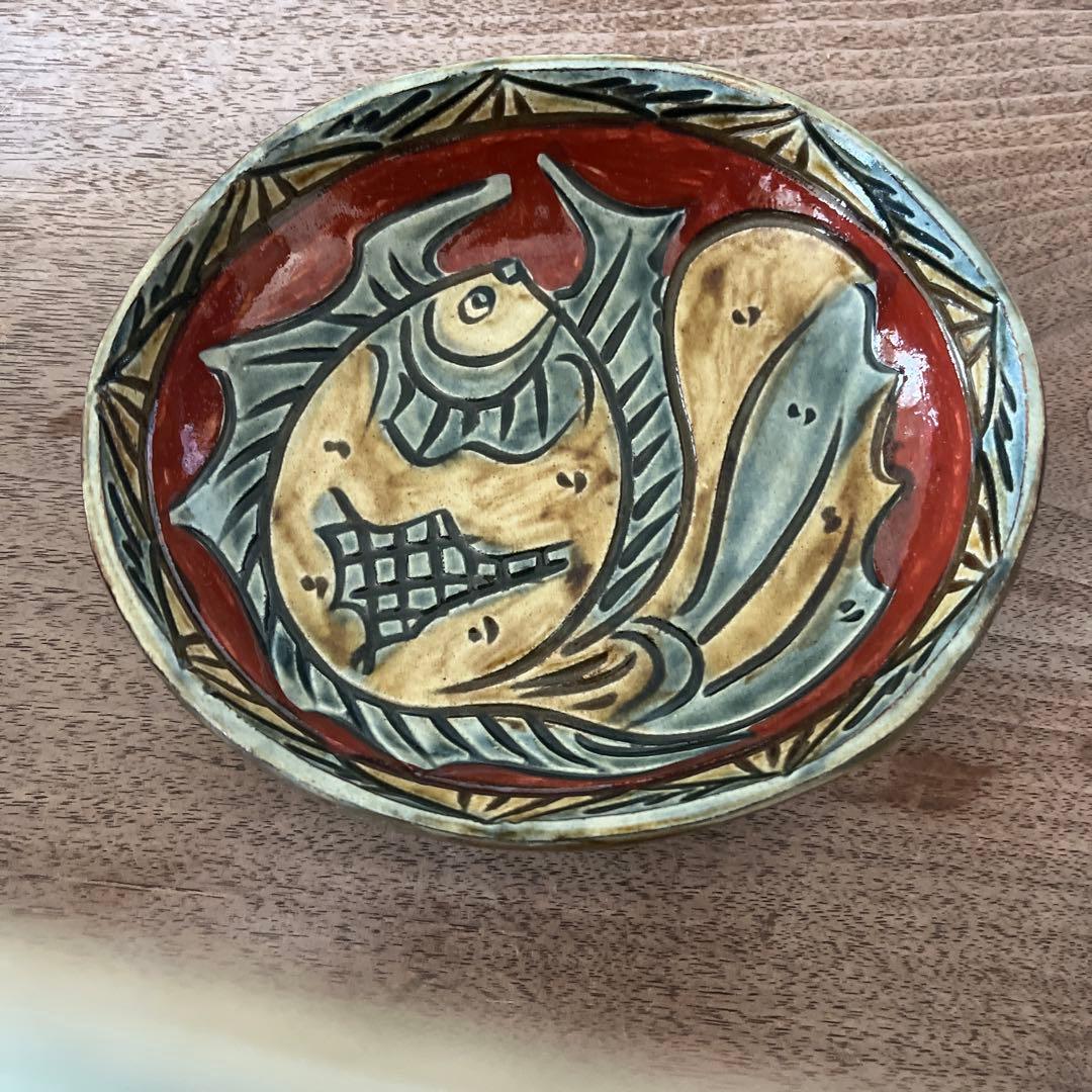 手描き陶器皿 魚と貝のデザイン