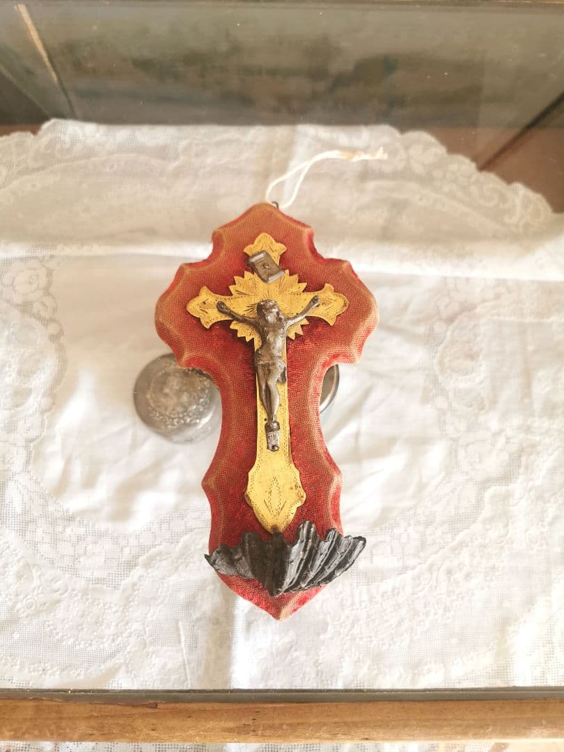 アンティークフランス 布帛と真鍮十字架 ブロンズ色のイエス シェル型聖水入れ