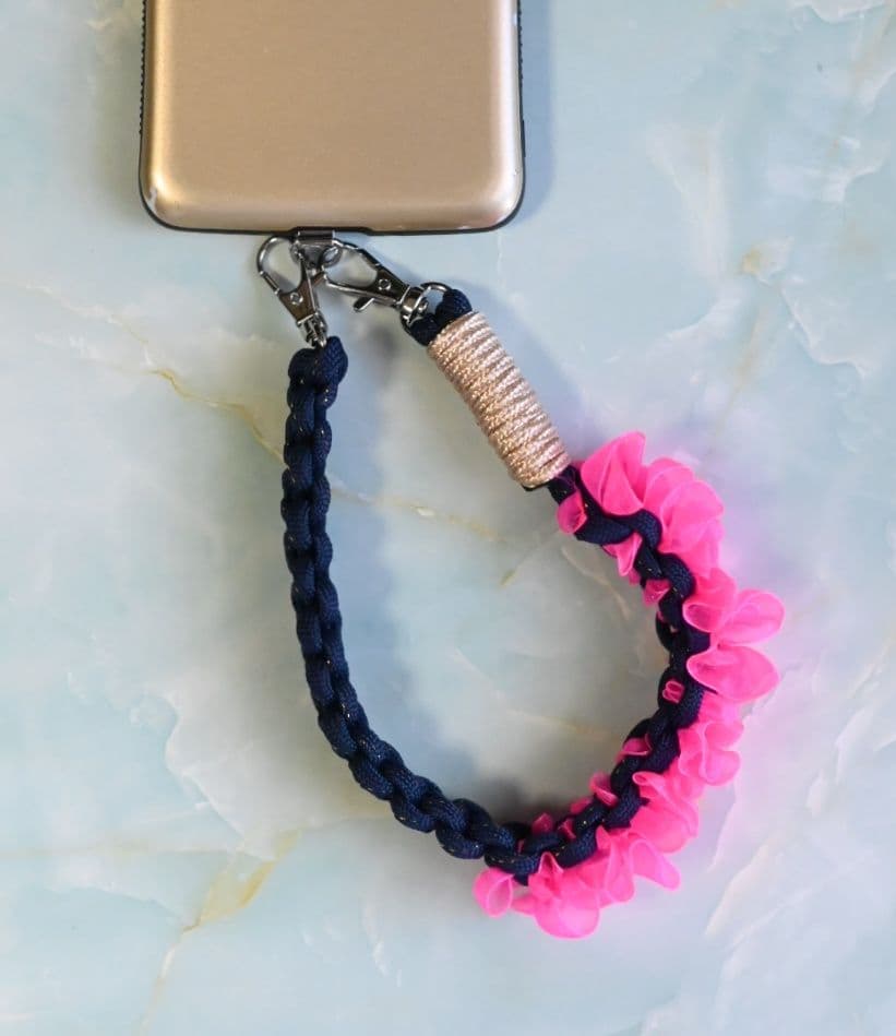 【オーダー見本】パラコード　スマホハンドストラップ　フリル　推し活　アイドル