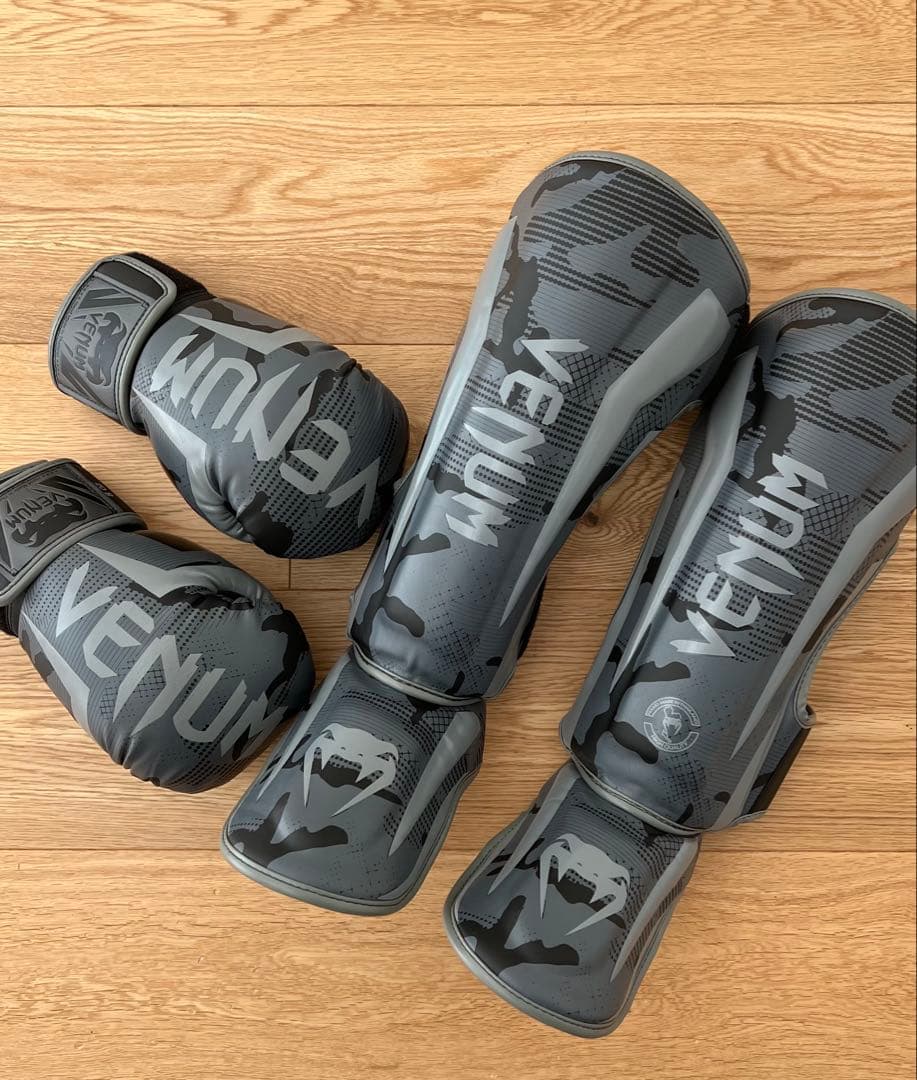 Venum ボクシンググローブ and レガース