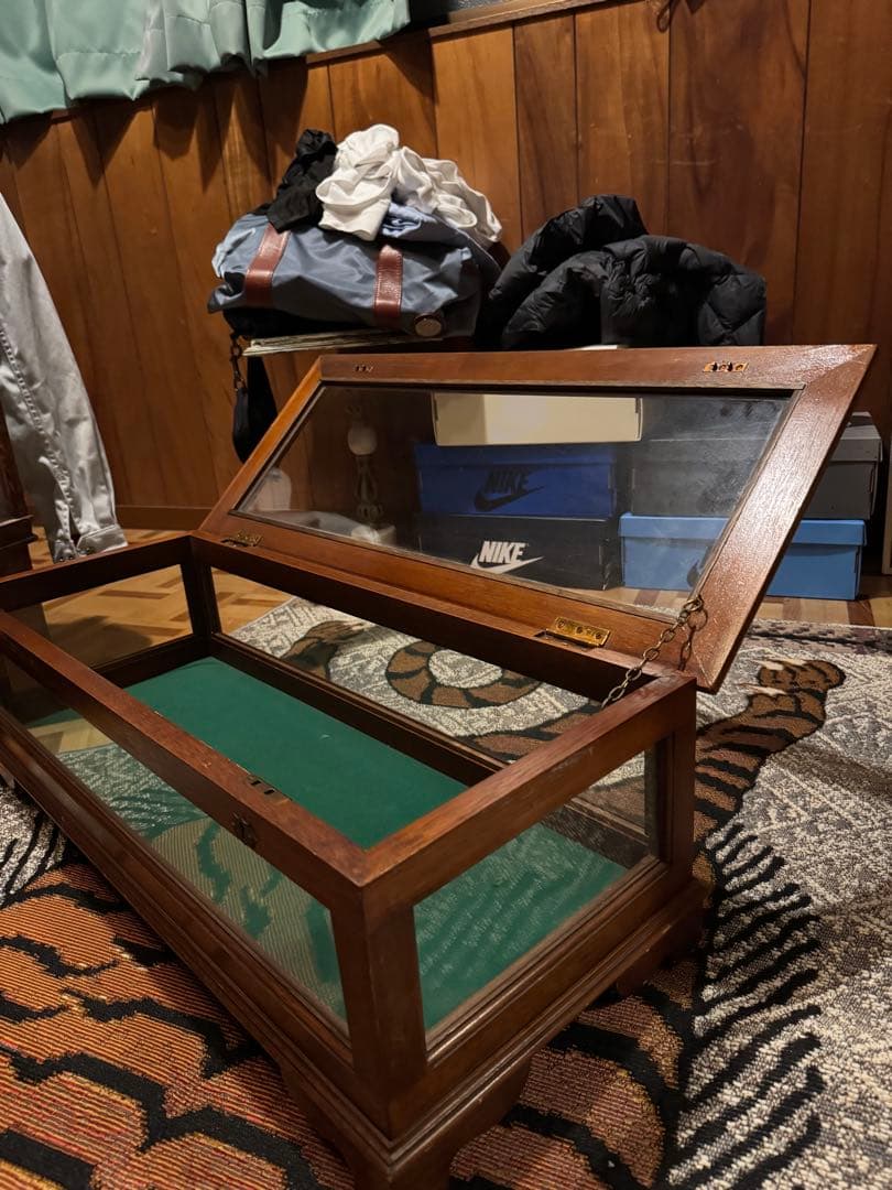 木製とガラスの飾り棚