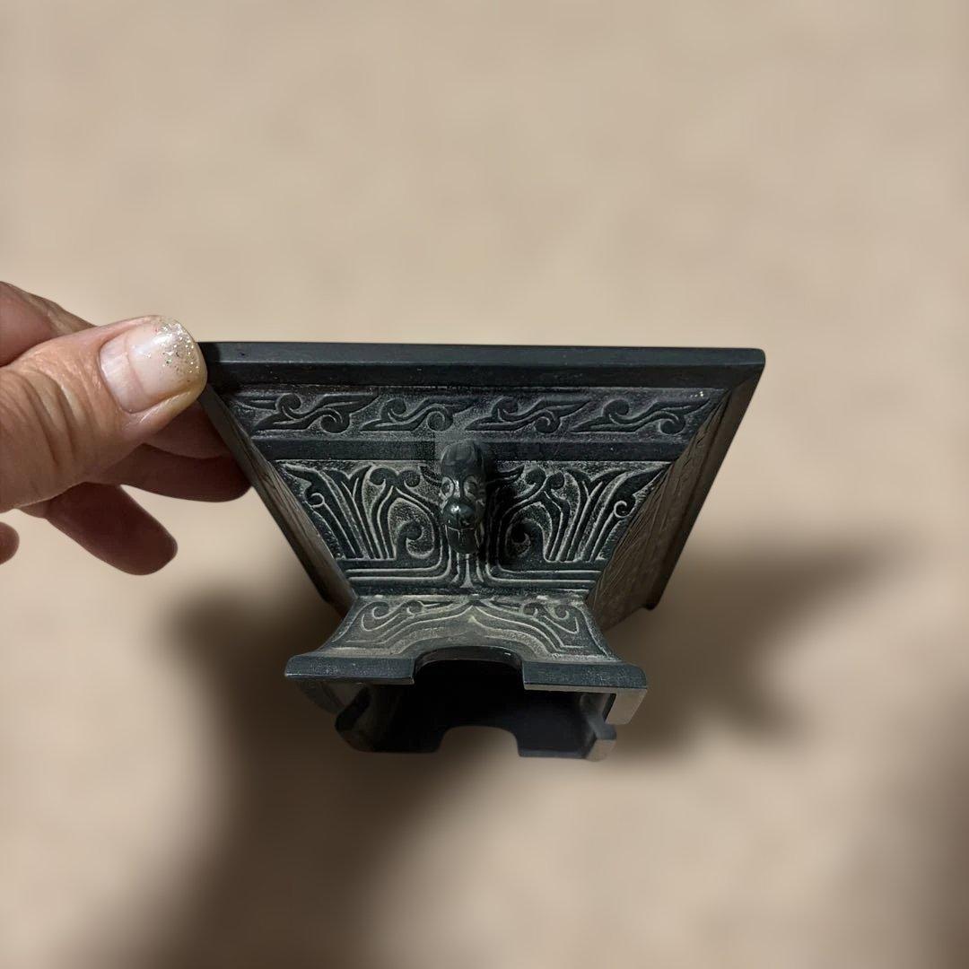 装飾的な金属製器