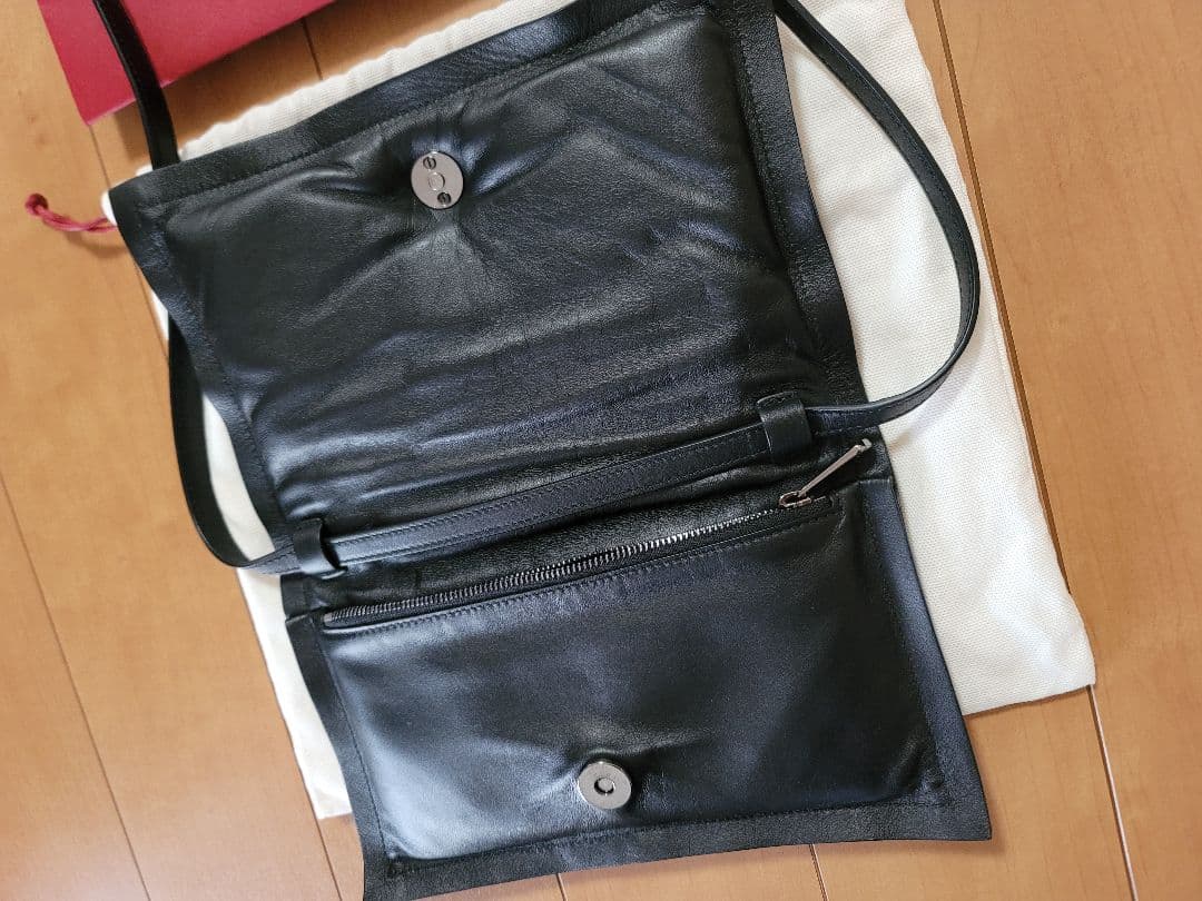 Salvatore Ferragamo ブラックレザーショルダーバッグ新品未使用