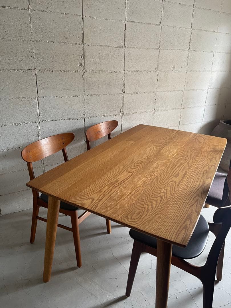 美品　天然木オーク無垢材　ダイニングテーブル　テーパー丸脚　斜め脚　北欧スタイル