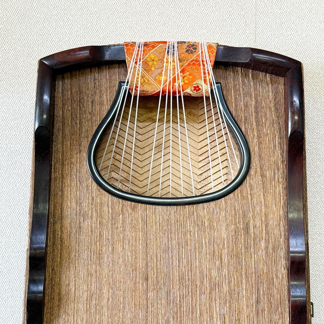 最高級 琴 13弦 綾杉彫り 山有 山田流 舟一刀 玉緑包み柏葉 くり甲 蒔絵