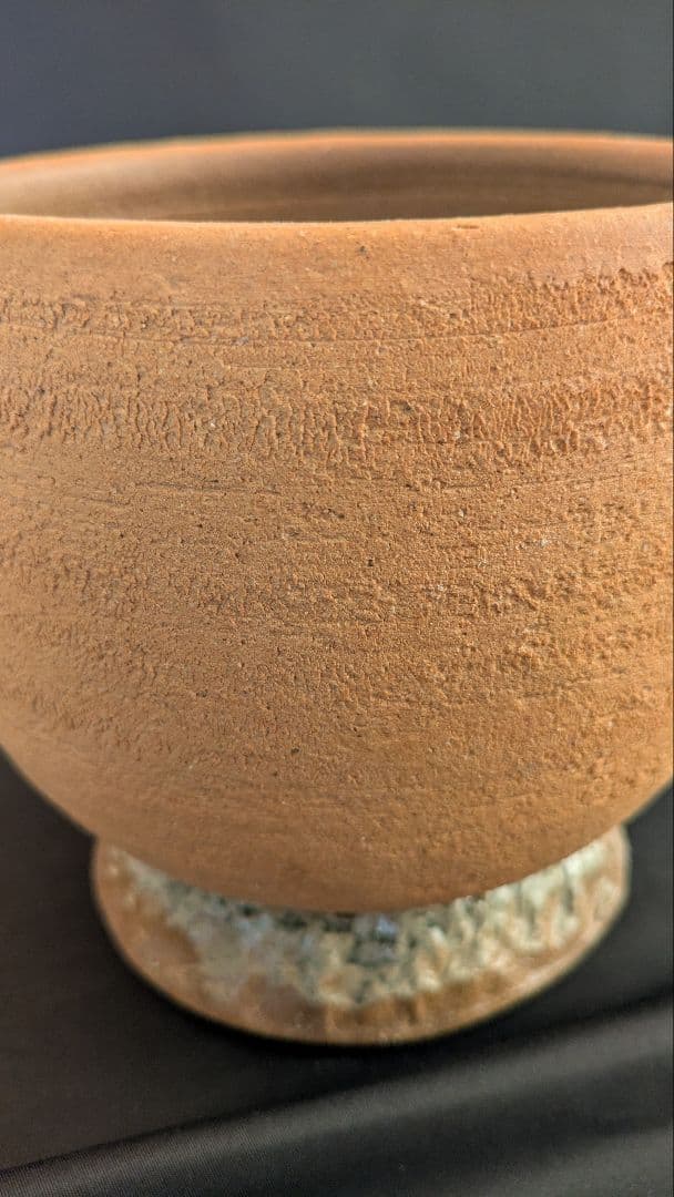 素焼きのような丸形鉢 台座付き