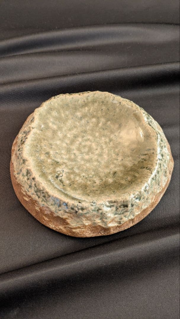 素焼きのような丸形鉢 台座付き