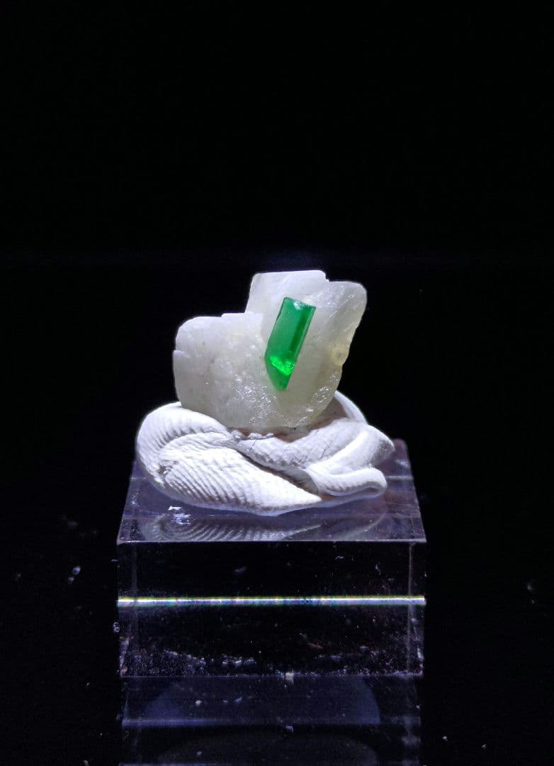 エメラルド ムゾー産 鉱石 鉱物 ミネラル 標本 原石 母岩付き