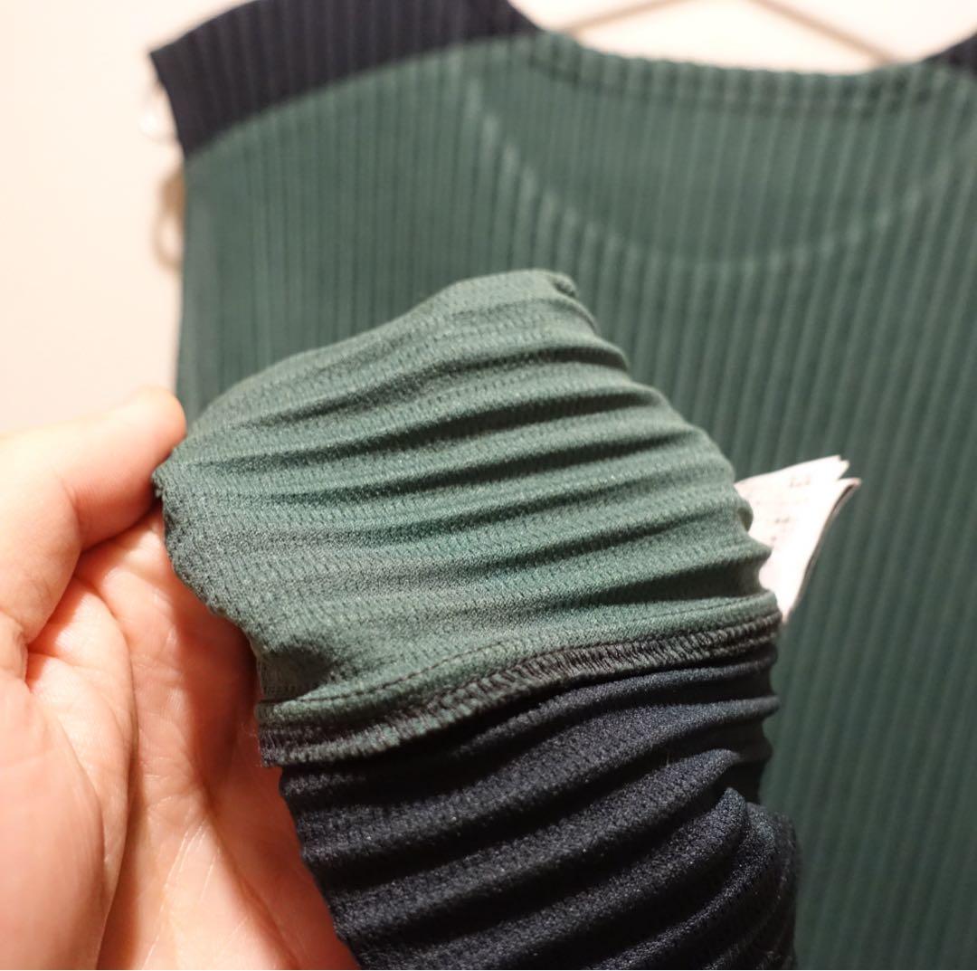 オムプリッセ イッセイミヤケ 丸首ベスト 黒と緑