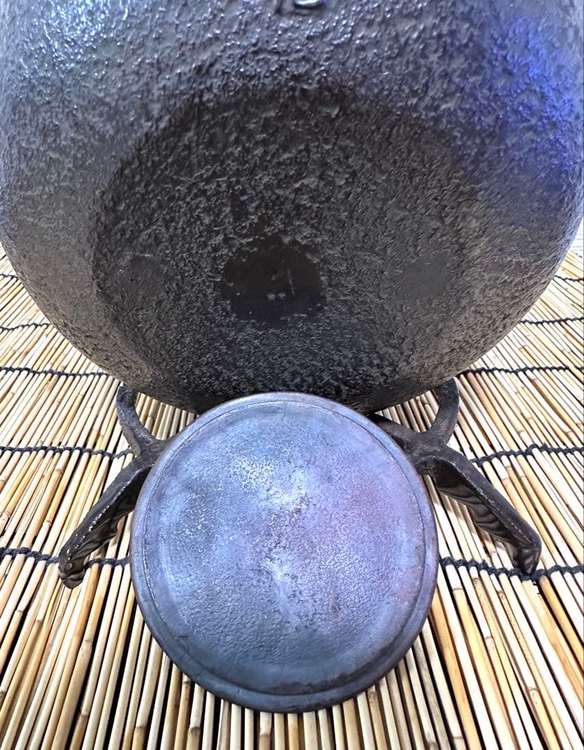 未使用品　付属品付　南部喜州 (及川 喜徳)造　鍛治打袋鉉　１５型　南部鉄瓶