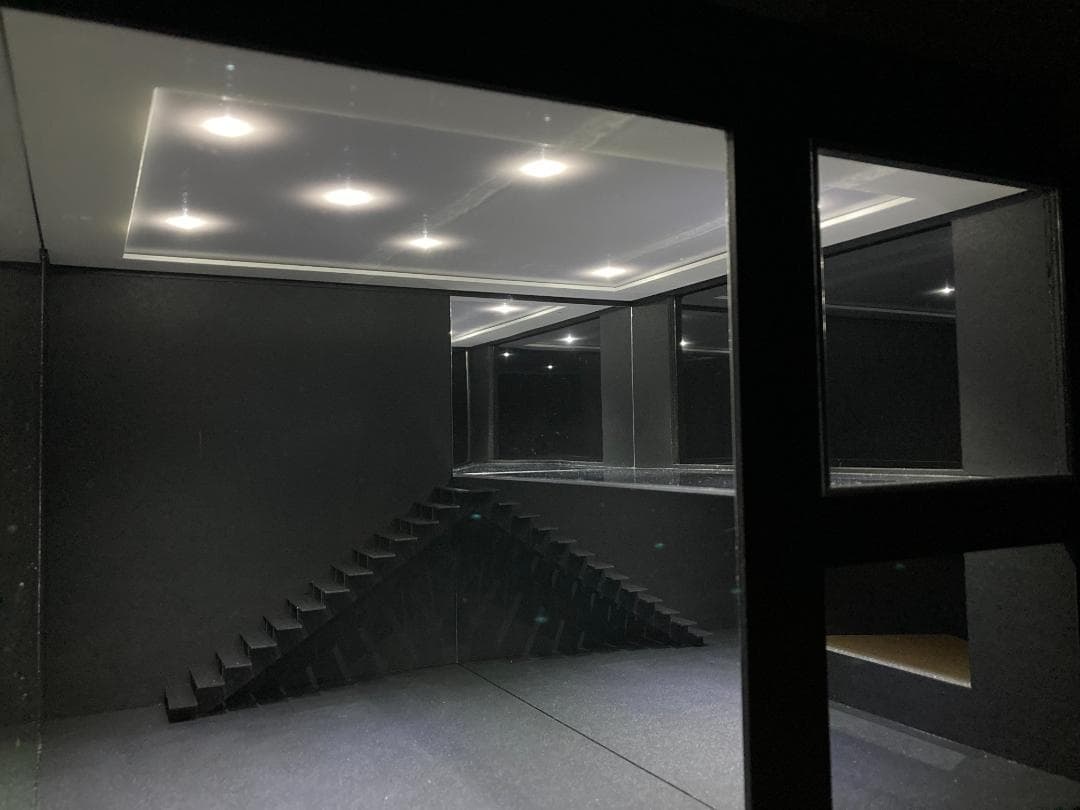 モデルカー用ジオラマ：1/24 ショールーム＆ガレージⅣ（吹き抜け2階タイプ）